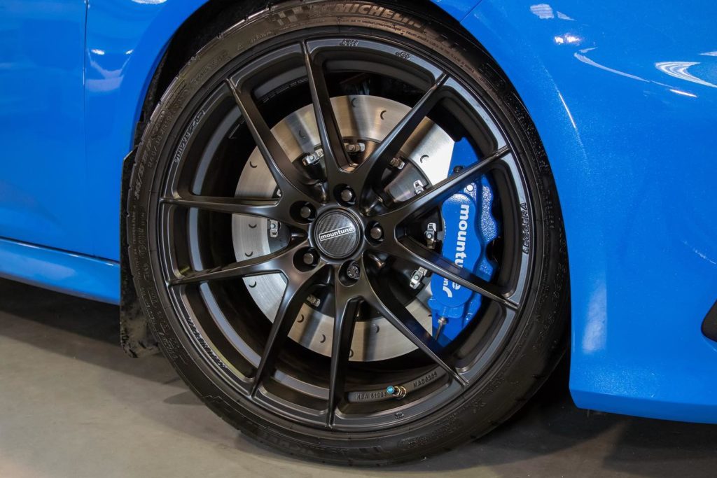 LEGGERA black on blue with michelins